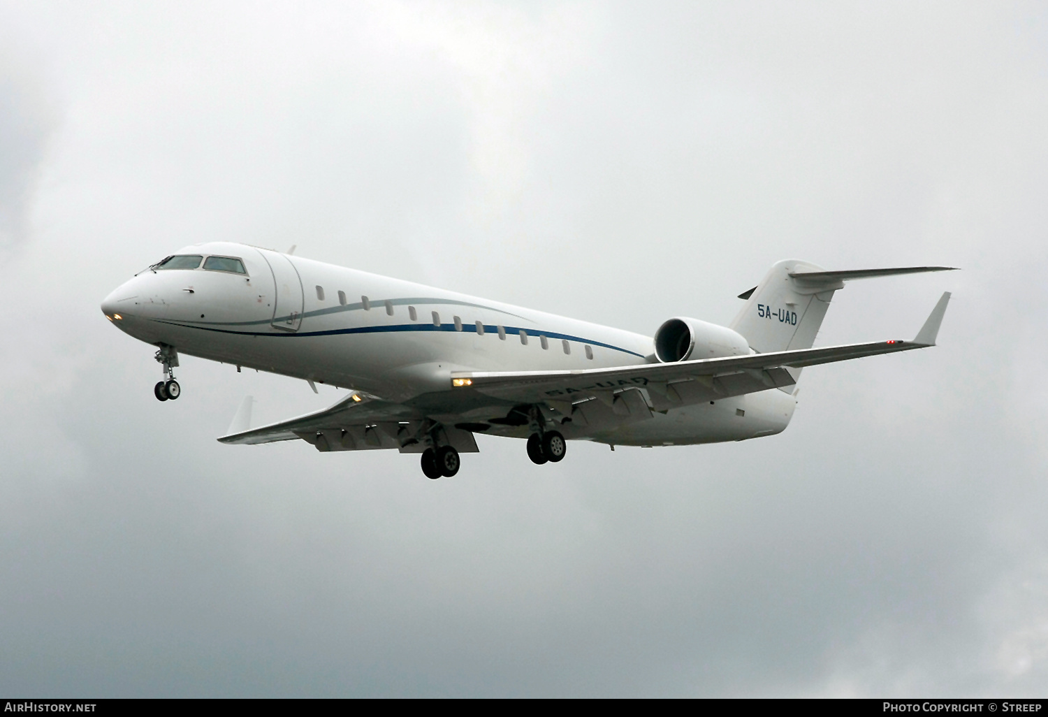 Aircraft Photo of 5A-UAD | Bombardier Challenger 850 (CRJ-200SE/CL-600-2B19) | AirHistory.net #144947