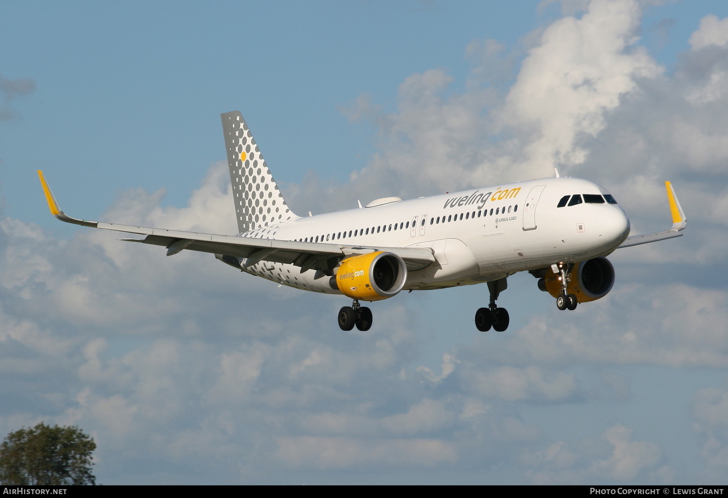 Aircraft Photo of EC-LZN | Airbus A320-214 | Vueling Airlines | AirHistory.net #145184
