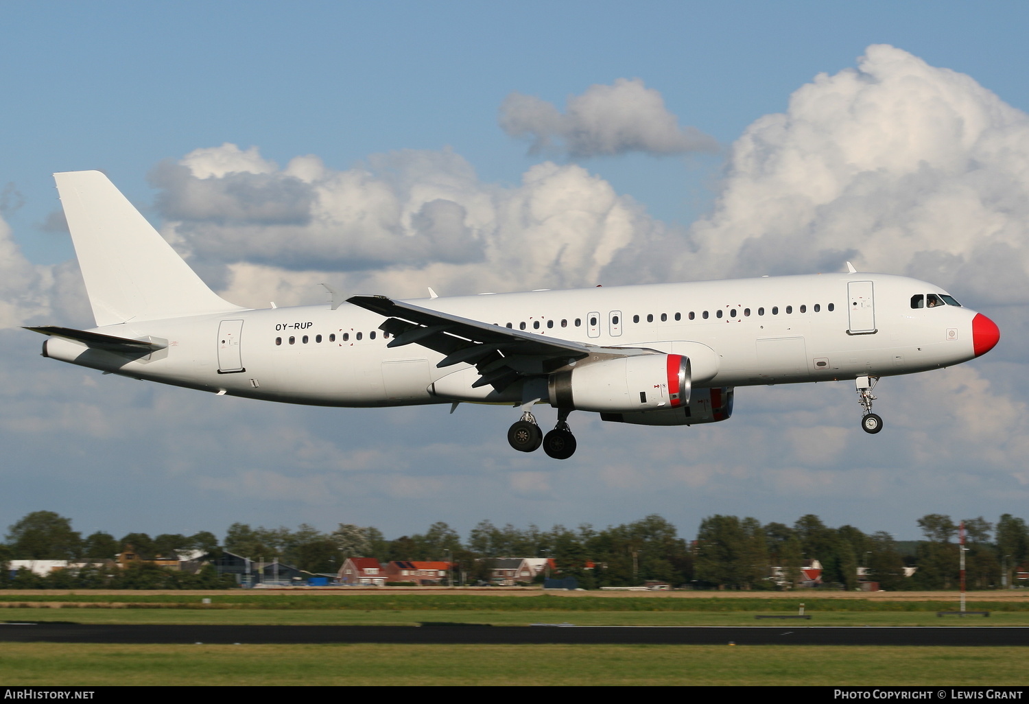 Aircraft Photo of OY-RUP | Airbus A320-231 | AirHistory.net #145630