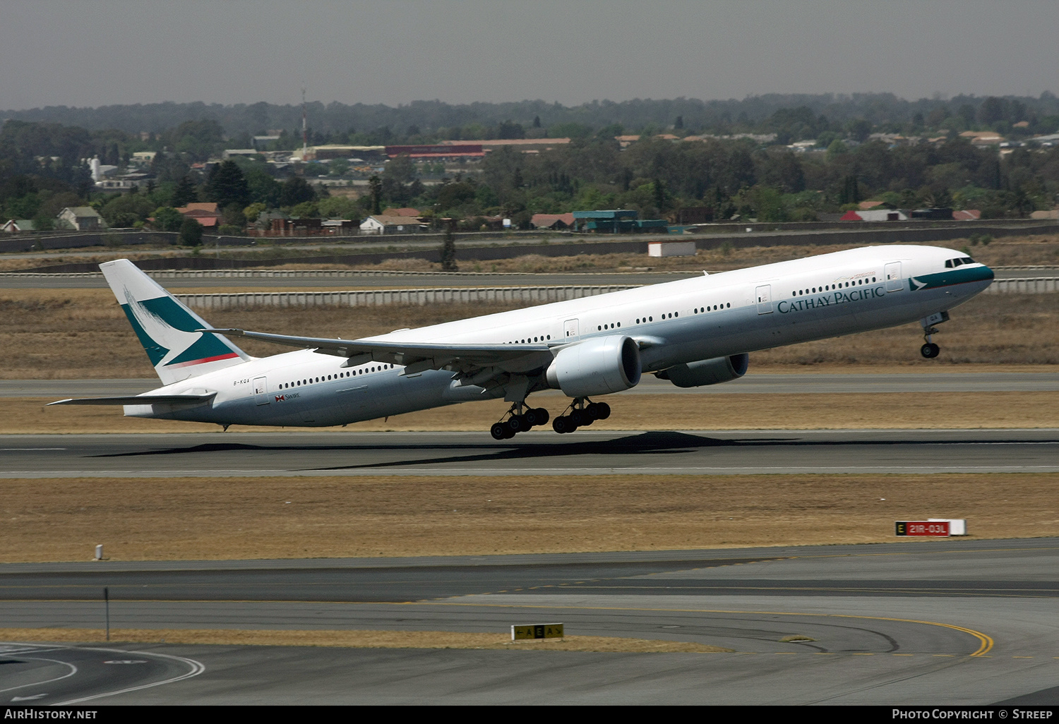 Aircraft Photo of B-KQA | Boeing 777-367/ER | Cathay Pacific Airways | AirHistory.net #146255