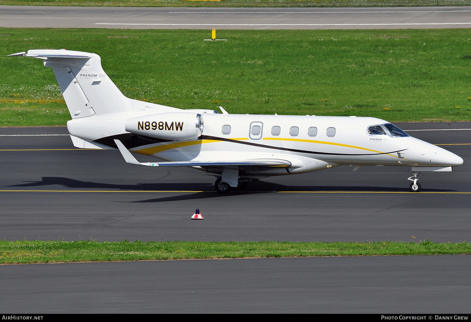 Aircraft Photo of N898MW | Embraer EMB-505 Phenom 300 | AirHistory.net #147641
