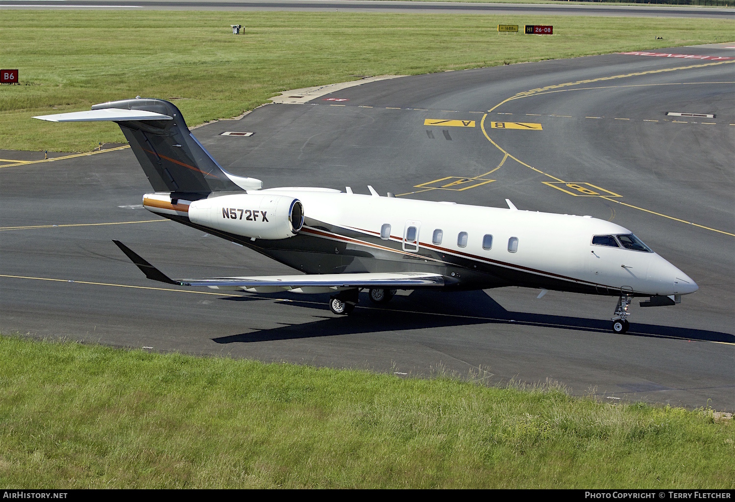 Aircraft Photo of N572FX | Bombardier Challenger 350 (BD-100-1A10) | AirHistory.net #148476