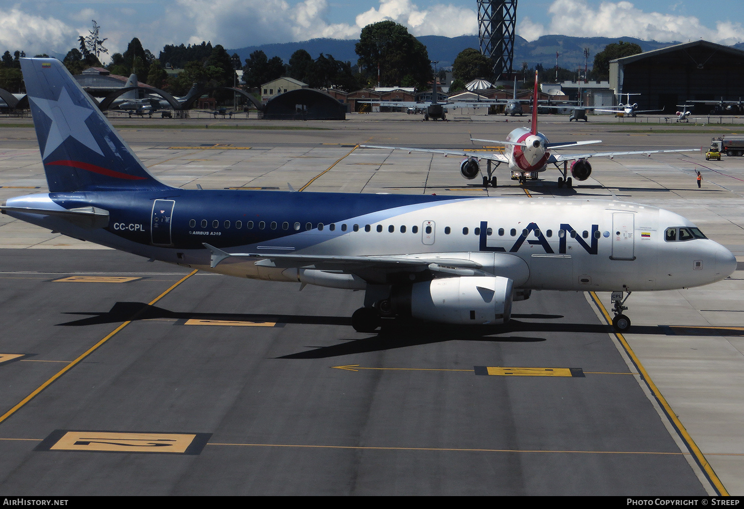 Aircraft Photo of CC-CPL | Airbus A319-132 | LAN Airlines - Línea Aérea Nacional | AirHistory.net #148725