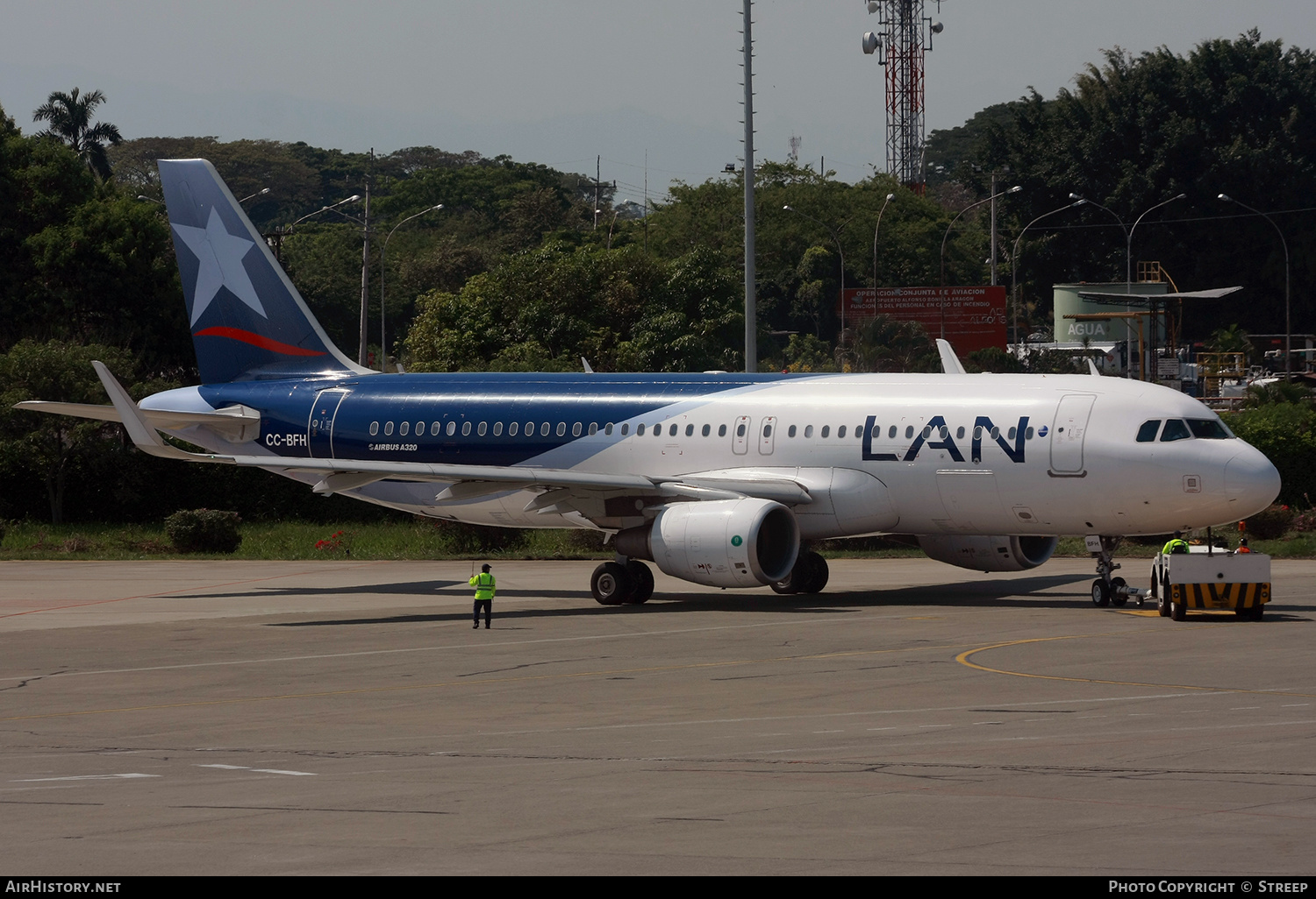 Aircraft Photo of CC-BFH | Airbus A320-214 | LAN Airlines - Línea Aérea Nacional | AirHistory.net #148736