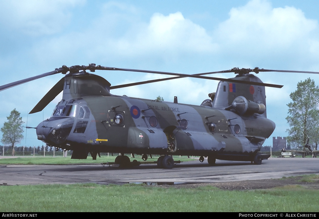 Aircraft Photo of ZD574 | Boeing Vertol Chinook HC1 (352) | UK - Air Force | AirHistory.net #150377