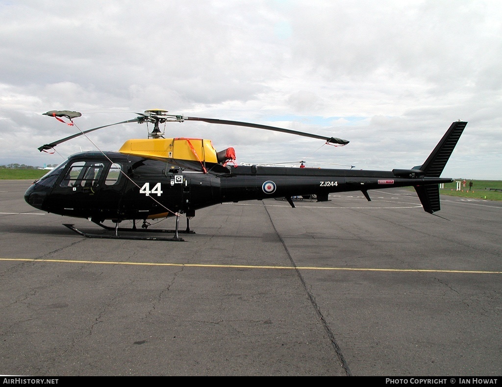 Aircraft Photo of ZJ244 | Eurocopter AS-350BB Squirrel HT2 | UK - Army | AirHistory.net #150462