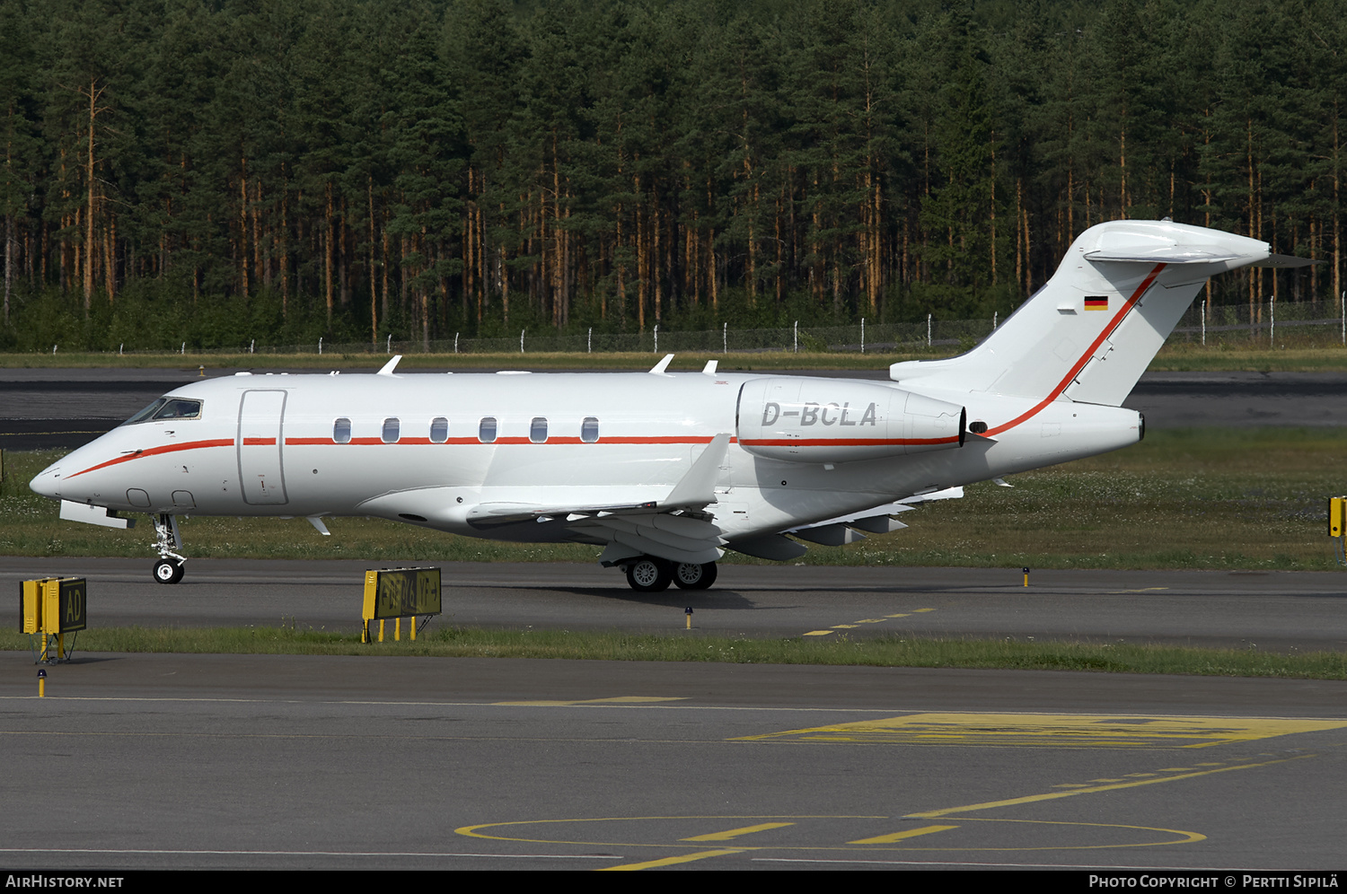 Aircraft Photo of D-BCLA | Bombardier Challenger 300 (BD-100-1A10) | Hapag-Lloyd Express | AirHistory.net #150969