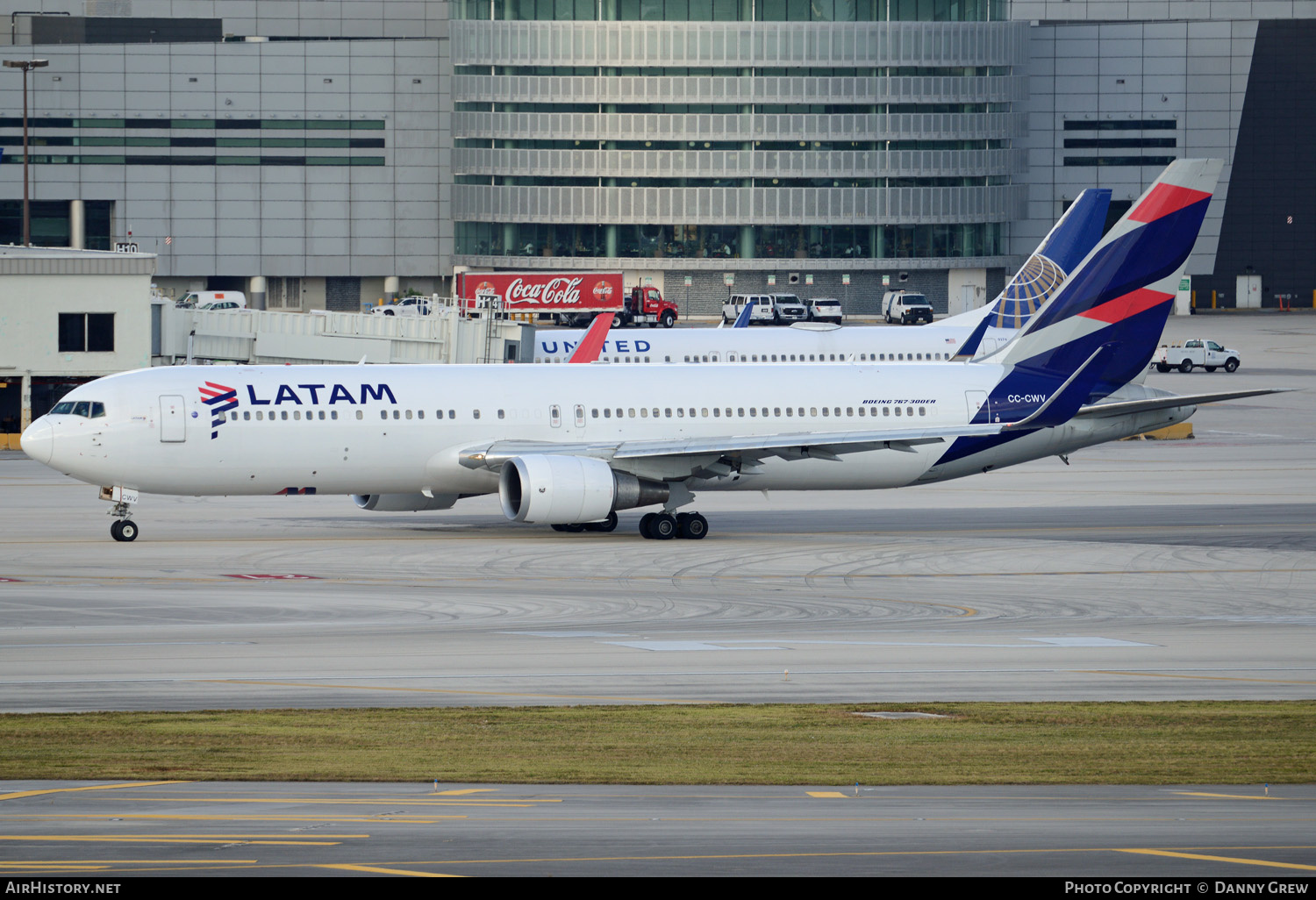 Aircraft Photo of CC-CWV | Boeing 767-316/ER | LATAM Airlines | AirHistory.net #151328