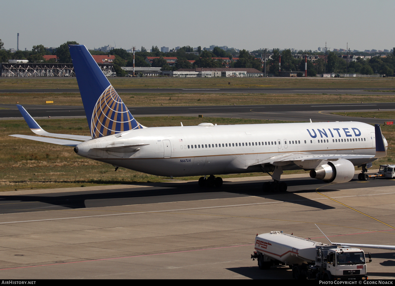 Aircraft Photo of N667UA | Boeing 767-322/ER | United Airlines | AirHistory.net #151623