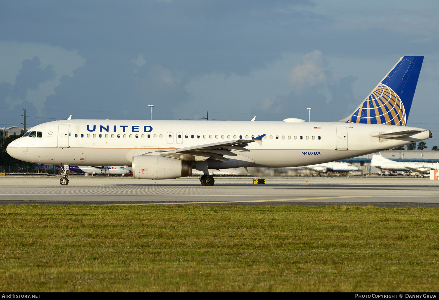 Aircraft Photo of N407UA | Airbus A320-232 | United Airlines | AirHistory.net #152001