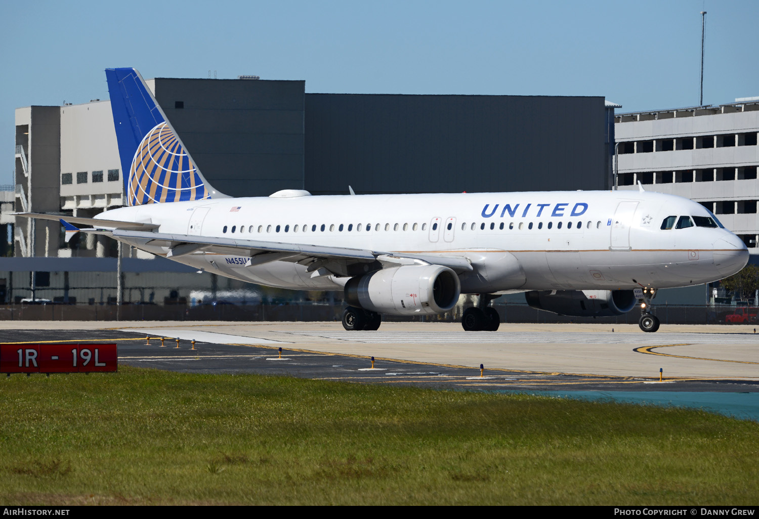 Aircraft Photo of N455UA | Airbus A320-232 | United Airlines | AirHistory.net #152077