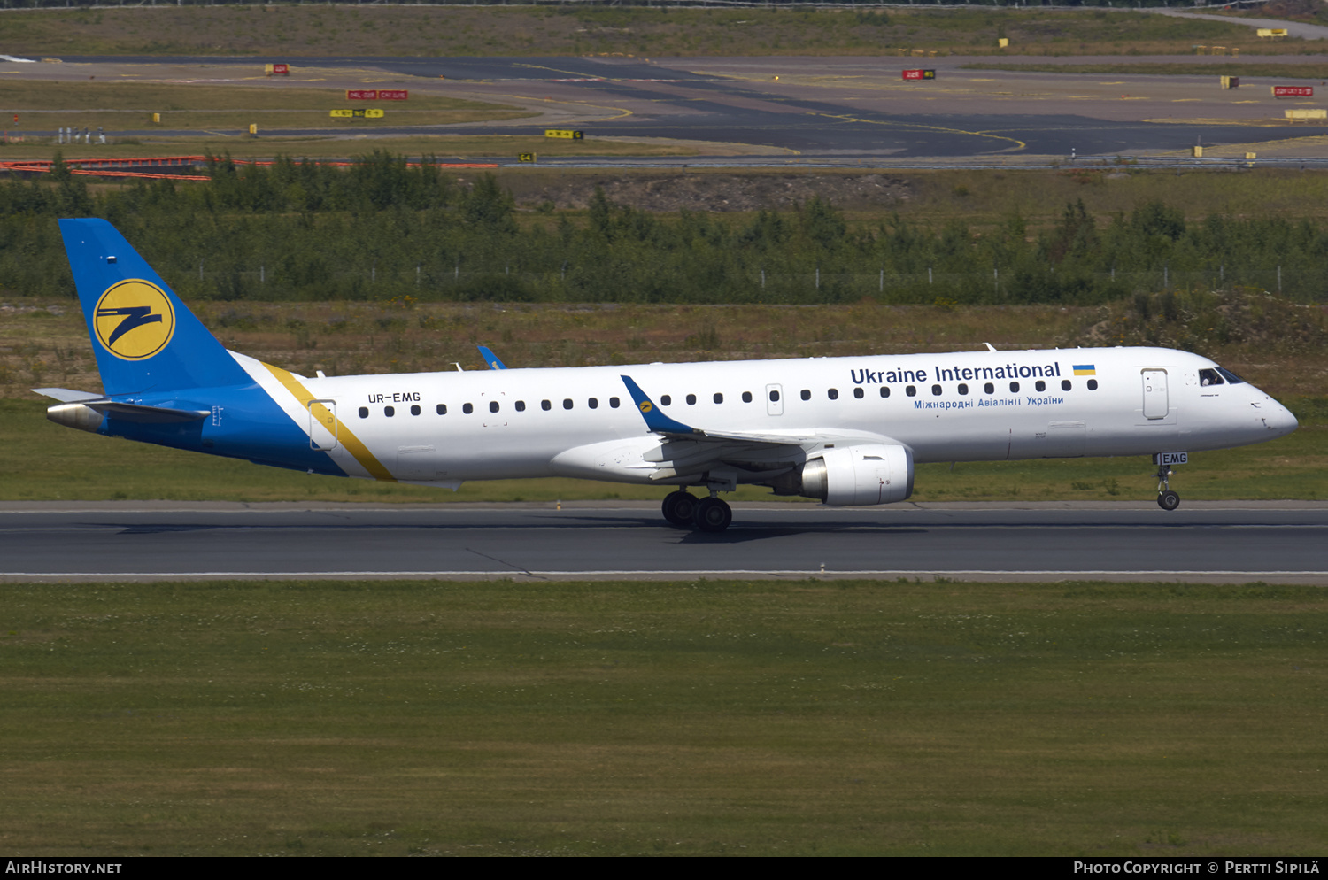 Aircraft Photo of UR-EMG | Embraer 195AR (ERJ-190-200IGW) | Ukraine International Airlines | AirHistory.net #152508