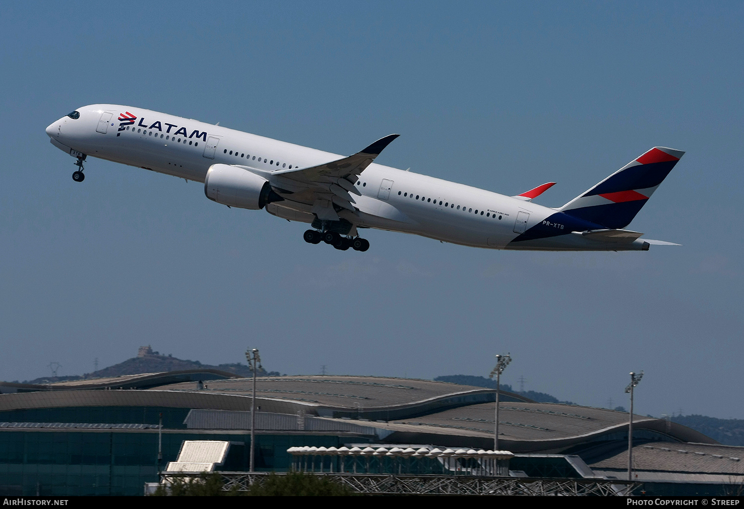 Aircraft Photo of PR-XTB | Airbus A350-941 | LATAM Airlines | AirHistory.net #154392