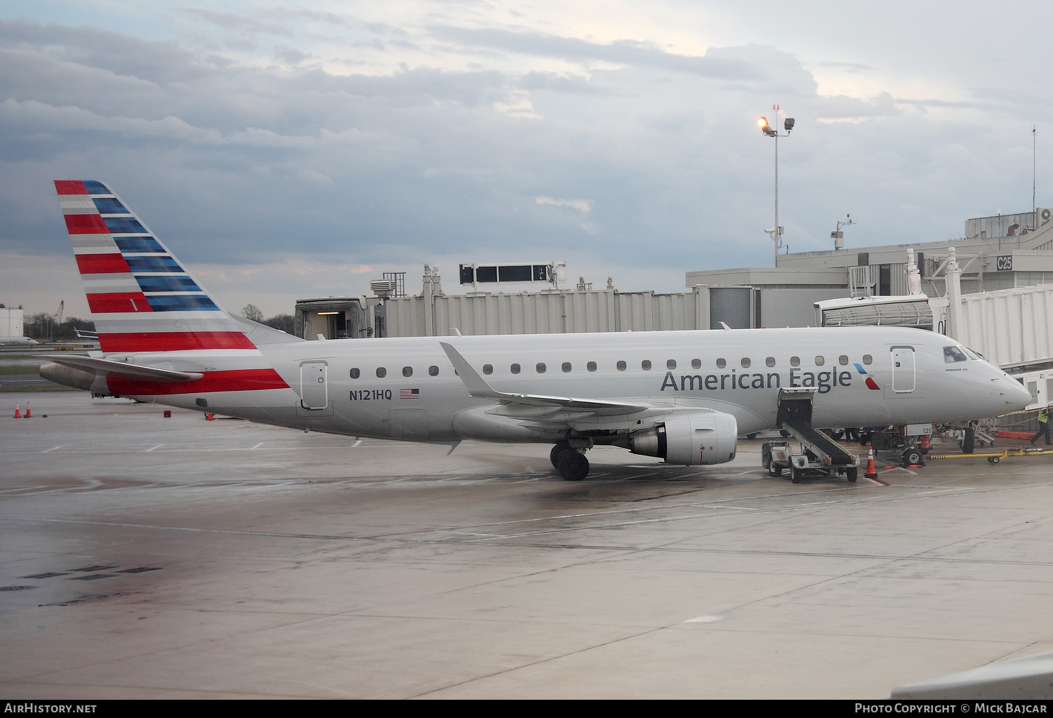 Aircraft Photo of N121HQ | Embraer 175LR (ERJ-170-200LR) | American Eagle | AirHistory.net #155394