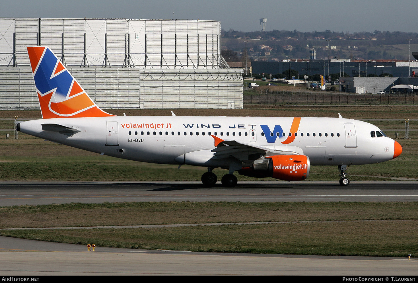 Aircraft Photo of EI-DVD | Airbus A319-113 | Wind Jet | AirHistory.net #155568