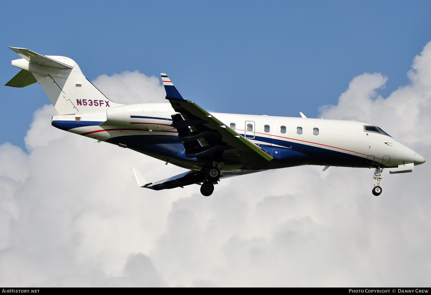 Aircraft Photo of N535FX | Bombardier Challenger 300 (BD-100-1A10) | AirHistory.net #156238