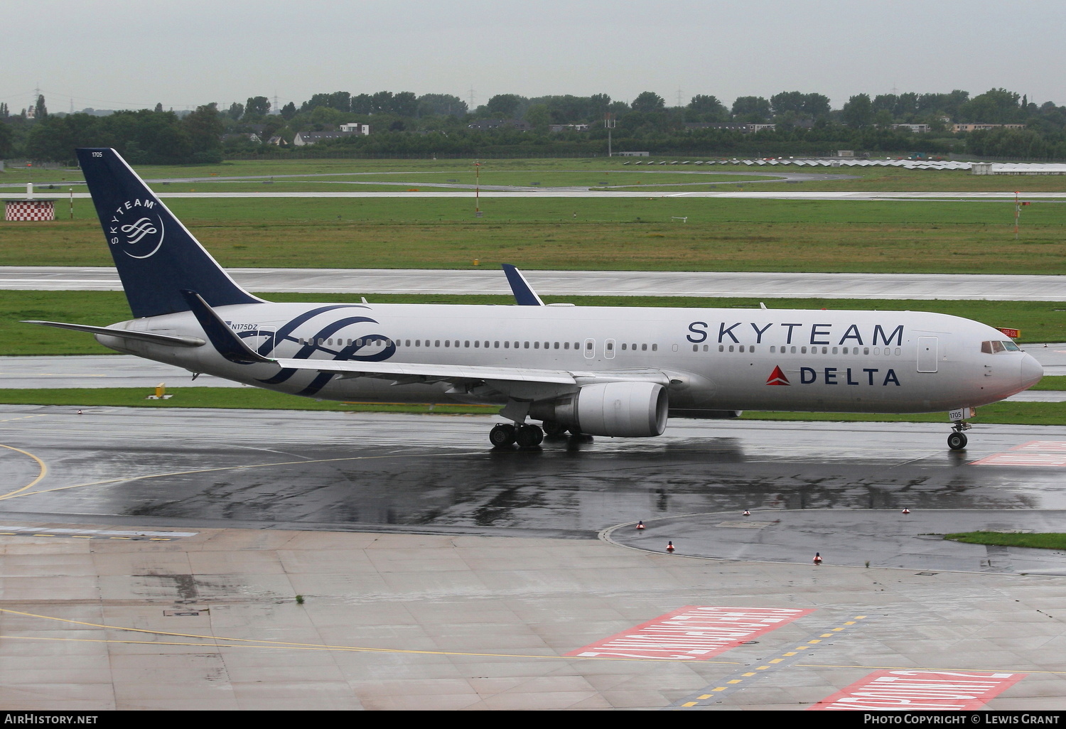 Aircraft Photo of N175DZ | Boeing 767-332/ER | Delta Air Lines | AirHistory.net #156341