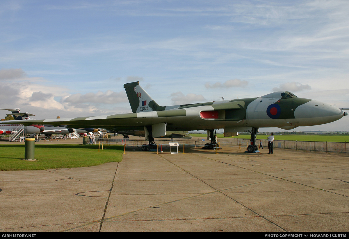 Aircraft Photo of XJ824 | Avro 698 Vulcan B.2A | UK - Air Force | AirHistory.net #157376