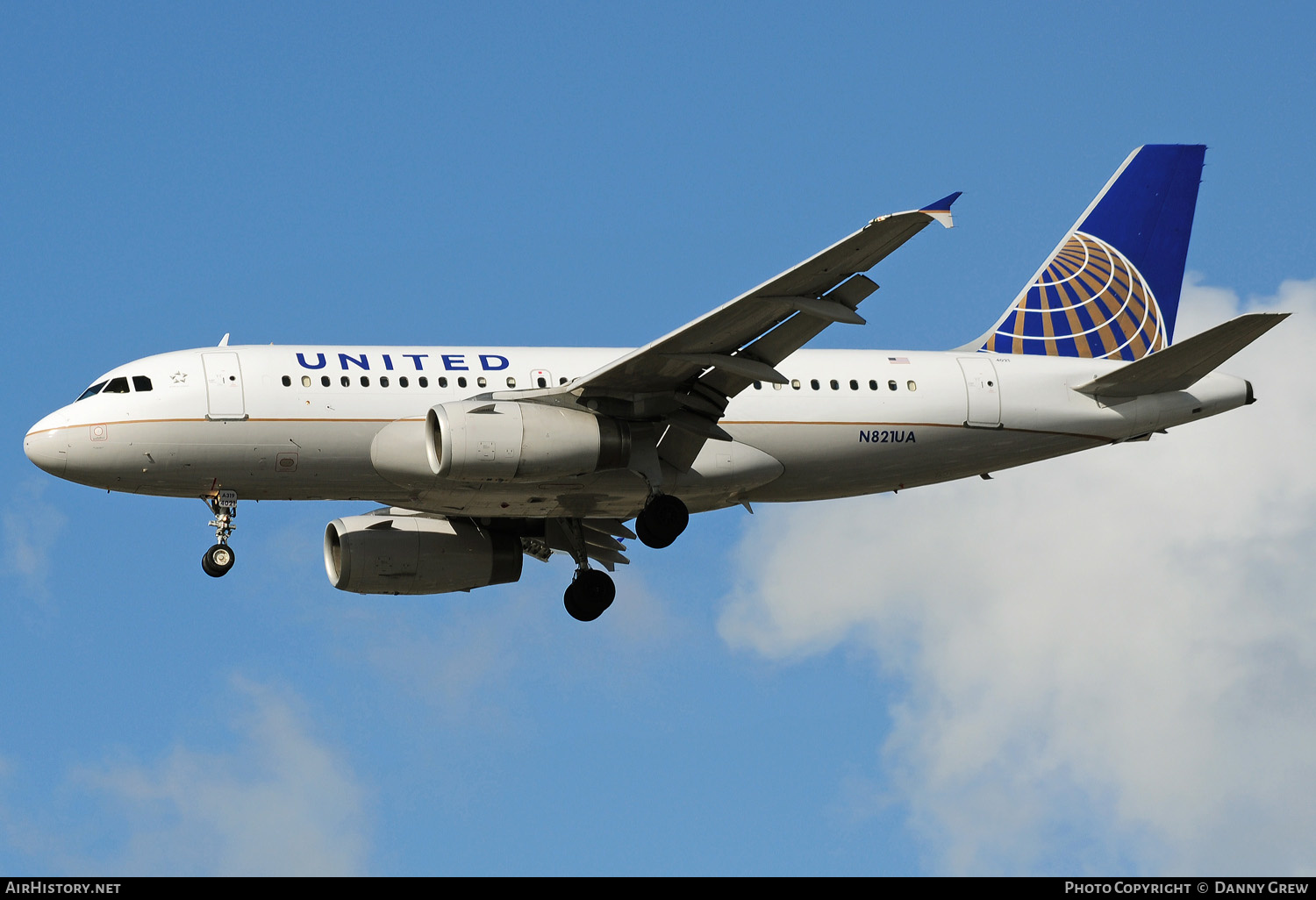 Aircraft Photo of N821UA | Airbus A319-131 | United Airlines | AirHistory.net #157406