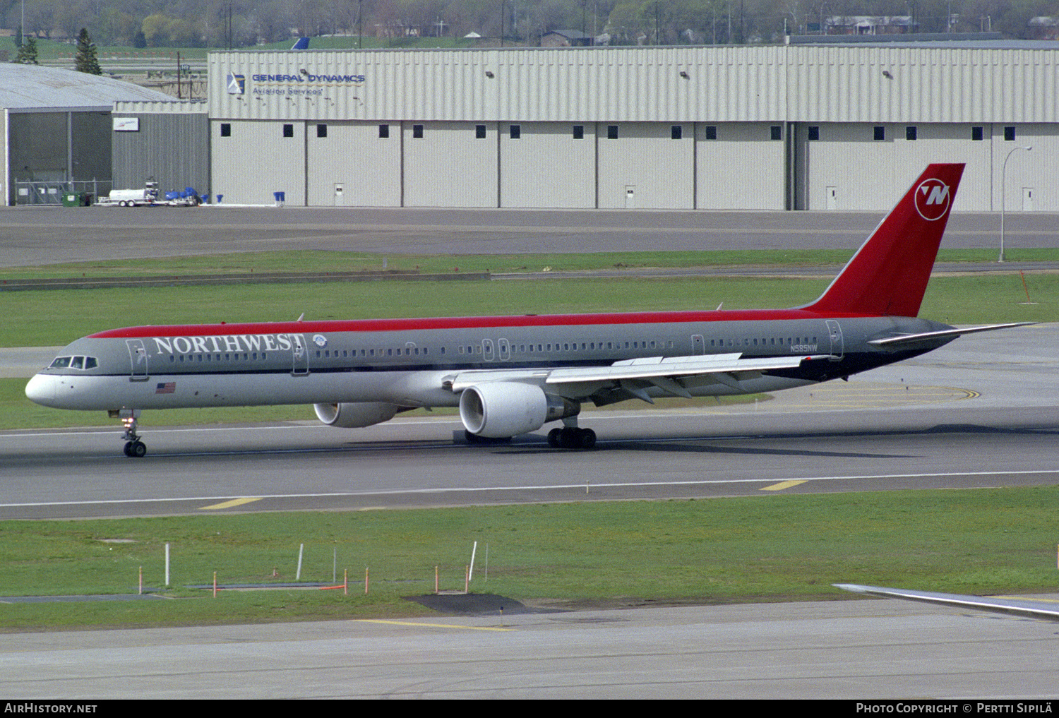 Aircraft Photo of N585NW | Boeing 757-351 | Northwest Airlines | AirHistory.net #157432