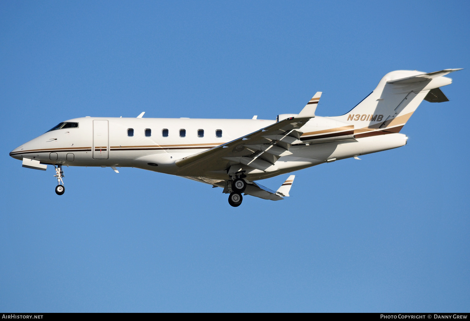 Aircraft Photo of N301MB | Bombardier Challenger 300 (BD-100-1A10) | AirHistory.net #157464