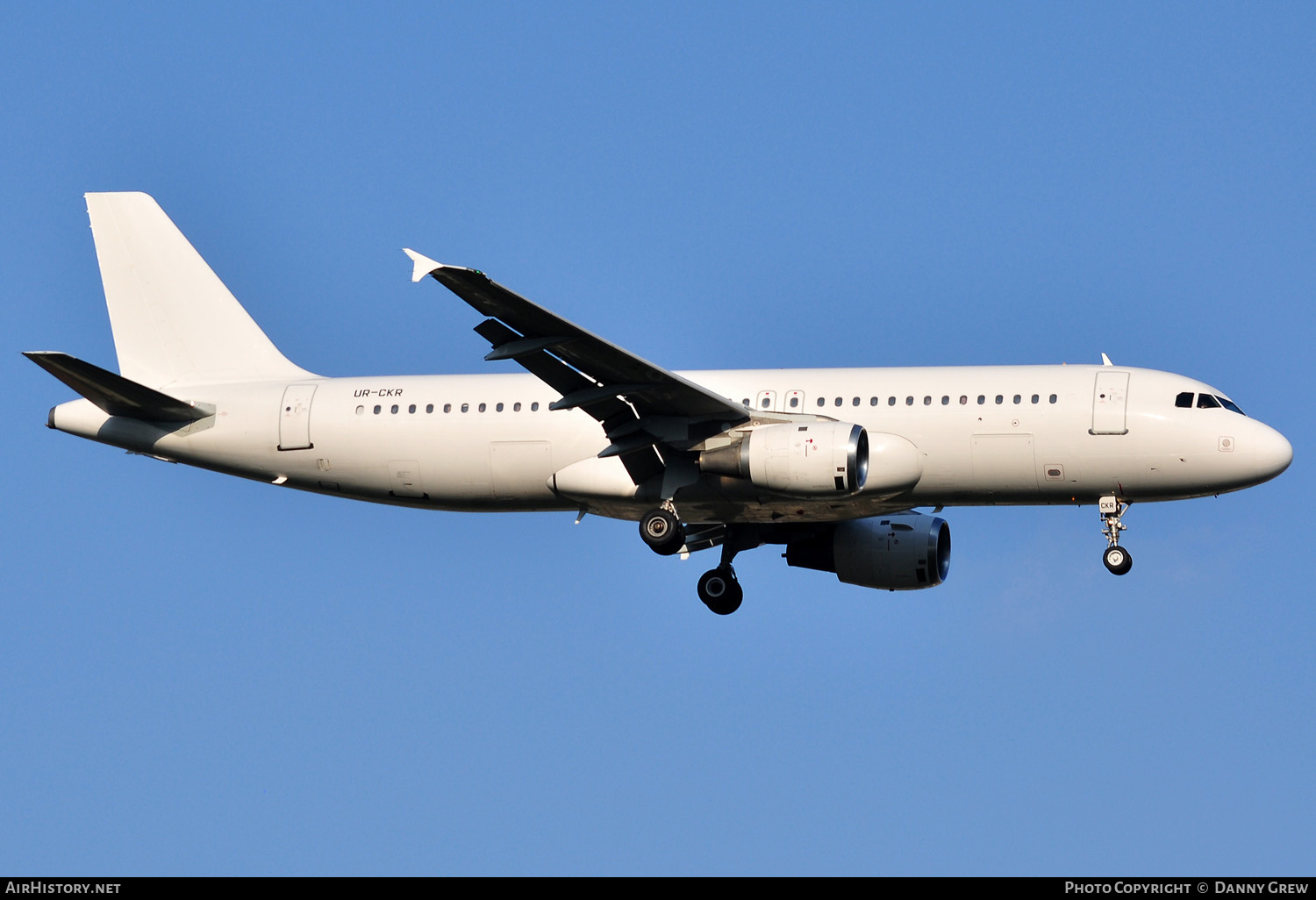 Aircraft Photo of UR-CKR | Airbus A320-211 | AirHistory.net #157805