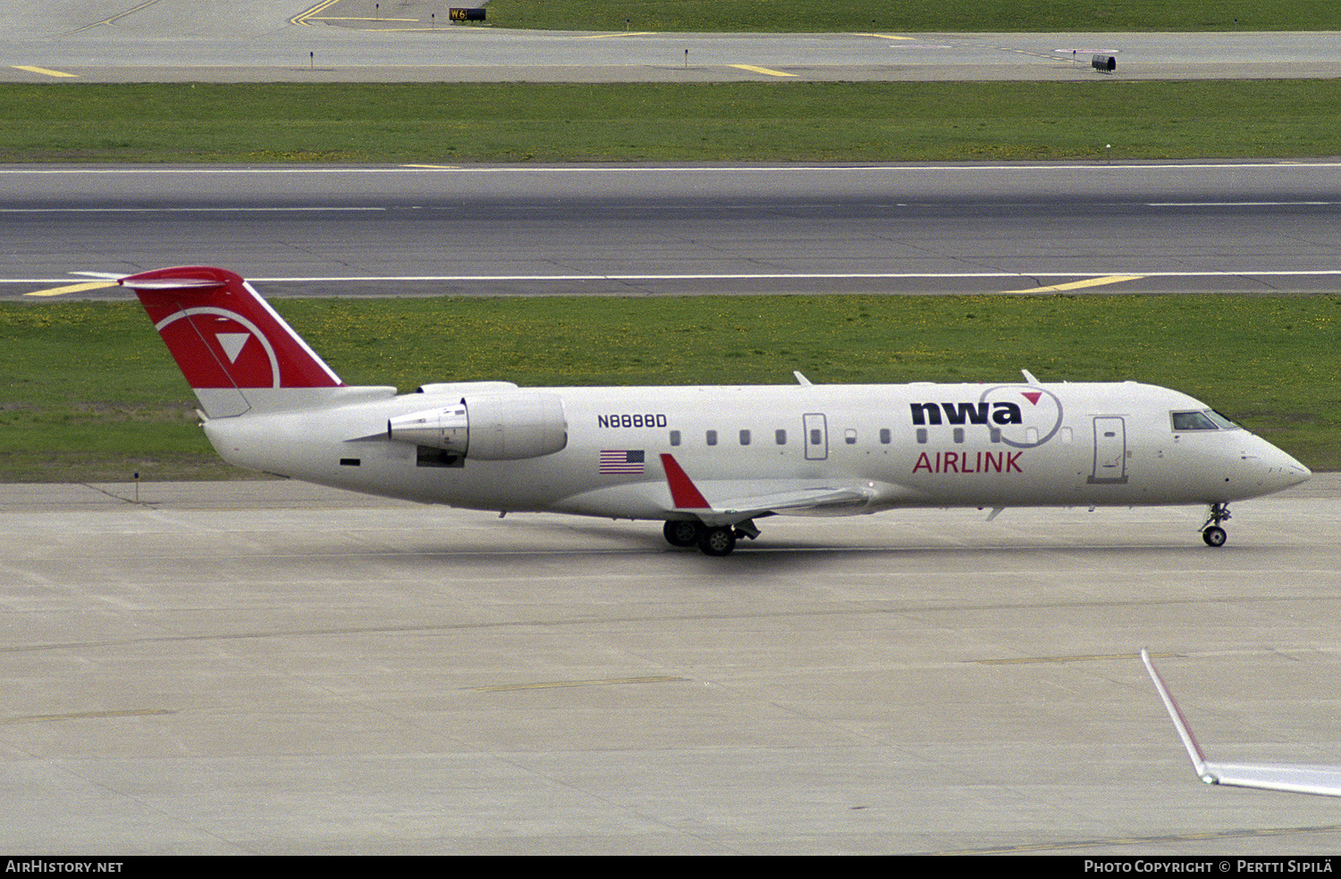 Aircraft Photo of N8888D | Bombardier CRJ-440 (CL-600-2B19) | NWA Airlink | AirHistory.net #158085