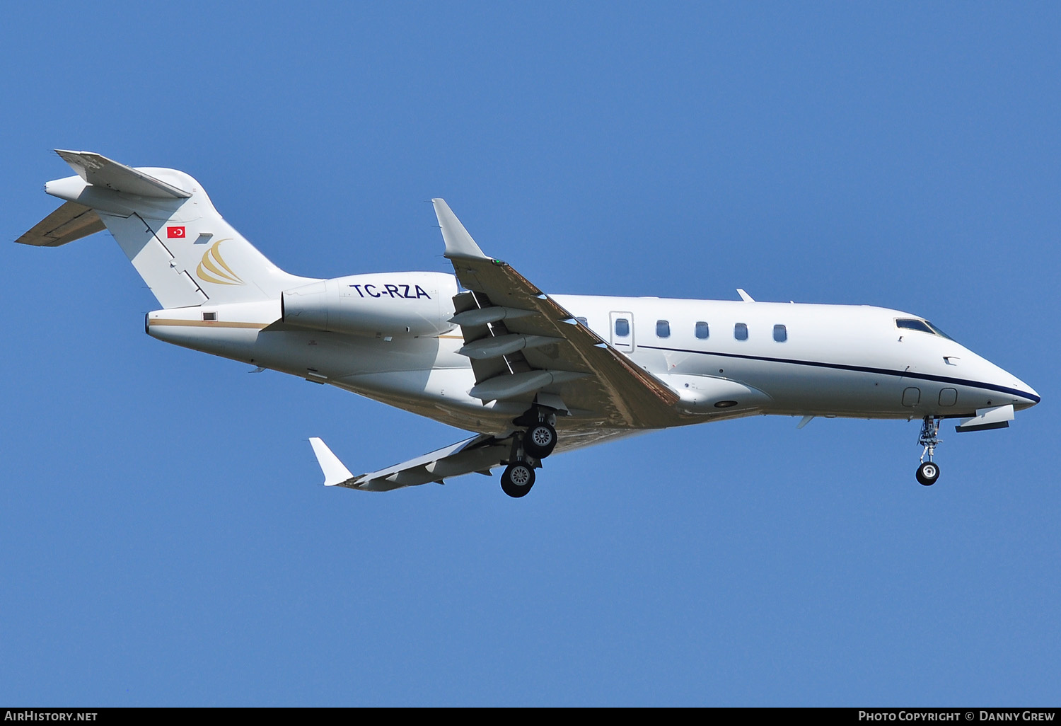 Aircraft Photo of TC-RZA | Bombardier Challenger 300 (BD-100-1A10) | AirHistory.net #159149