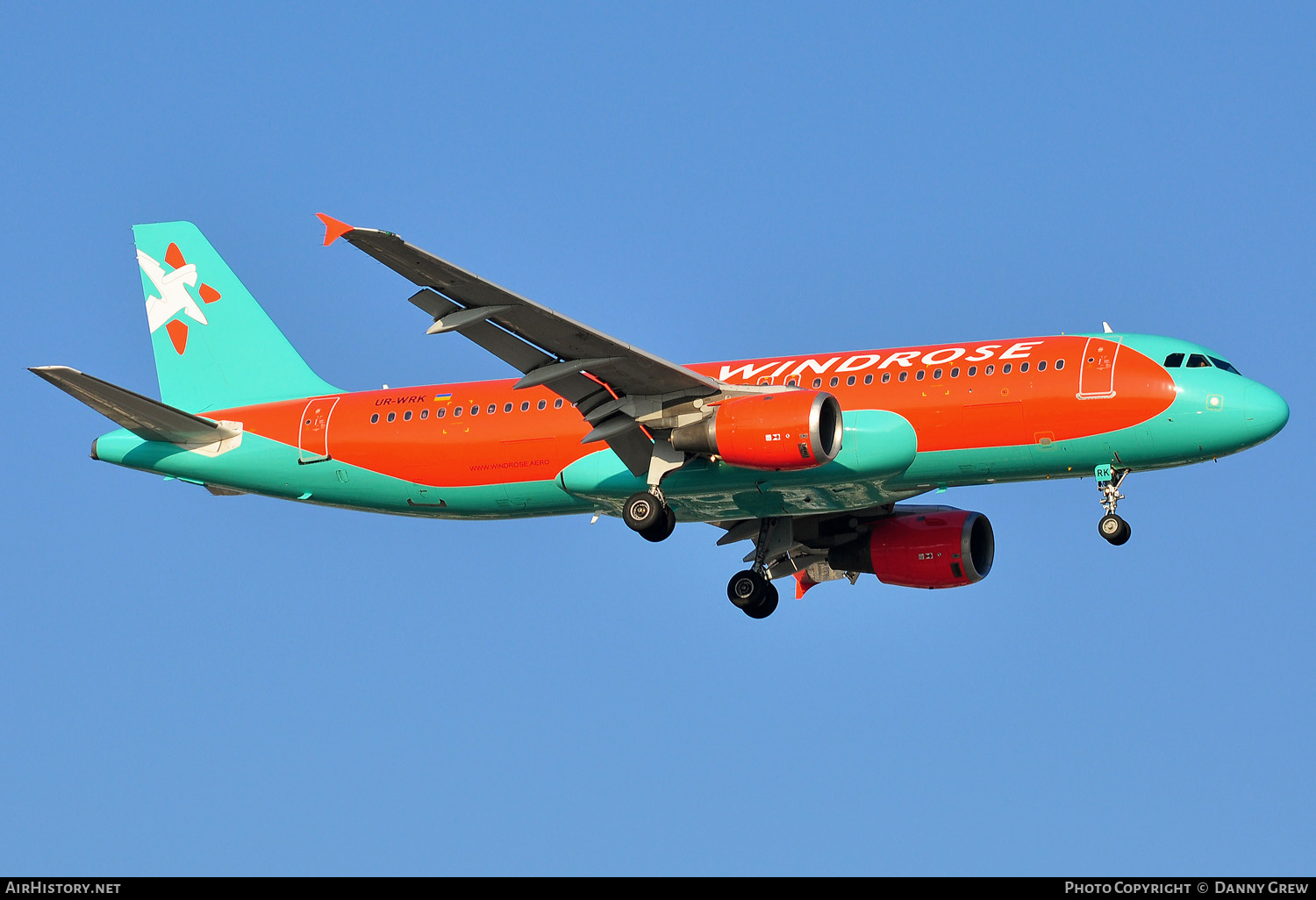 Aircraft Photo of UR-WRK | Airbus A320-212 | Windrose | AirHistory.net #159359