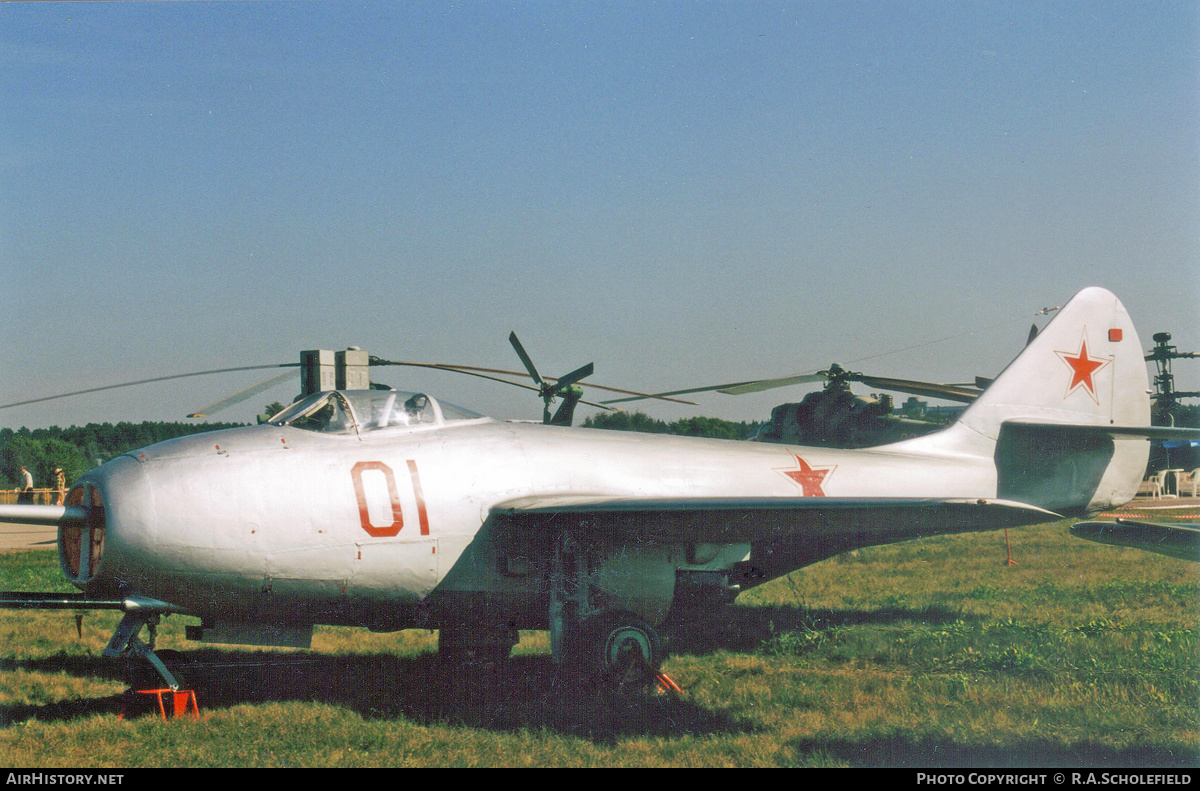 Aircraft Photo of 01 red | Mikoyan-Gurevich MiG-9 | Soviet Union - Air Force | AirHistory.net #161003