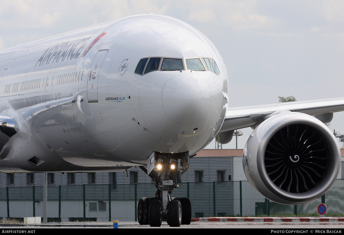 Aircraft Photo of F-GZNJ | Boeing 777-328/ER | Air France | AirHistory.net #162206