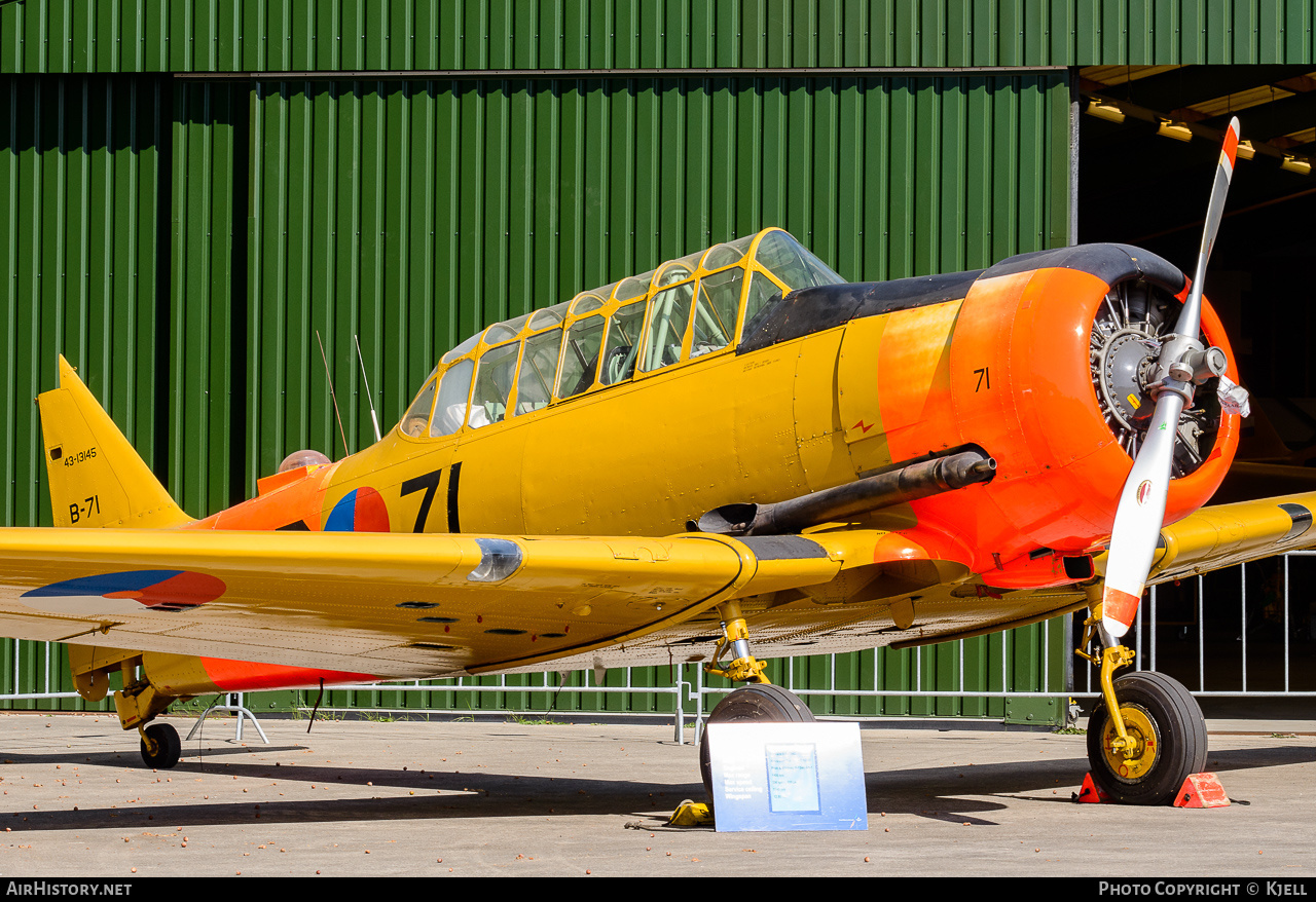 Aircraft Photo of PH-MLM / B-71 | North American AT-16 Harvard IIB | Koninklijke Luchtmacht Historische Vlucht | Netherlands - Air Force | AirHistory.net #162710