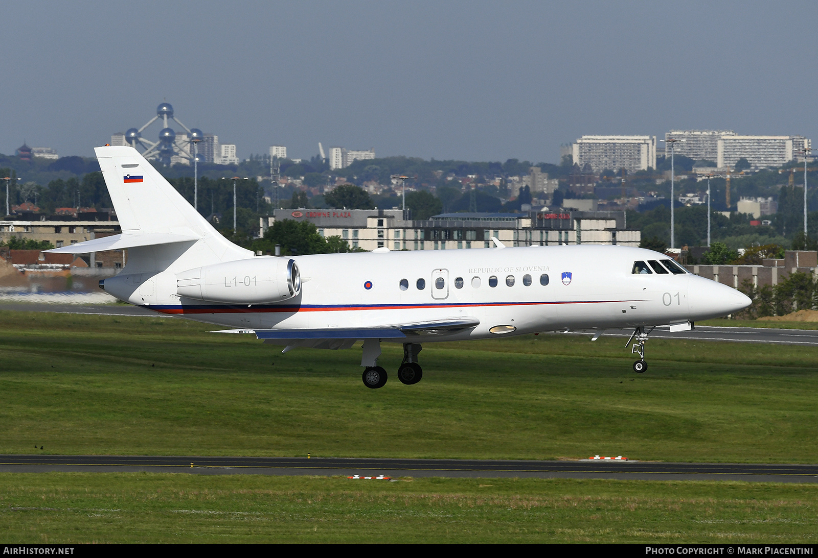 Aircraft Photo of L1-01 | Dassault Falcon 2000EX | Slovenia - Air Force | AirHistory.net #163653