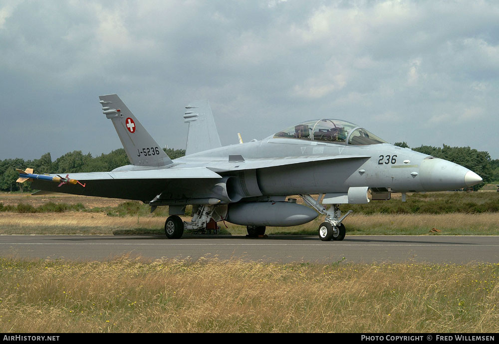 Aircraft Photo of J-5236 | McDonnell Douglas F/A-18D Hornet | Switzerland - Air Force | AirHistory.net #167537