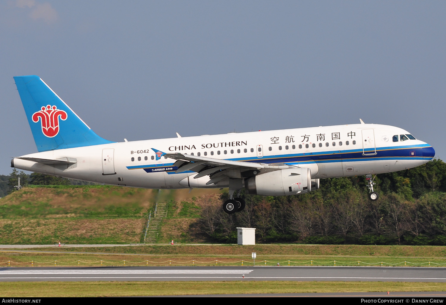 Aircraft Photo of B-6042 | Airbus A319-132 | China Southern Airlines | AirHistory.net #169063