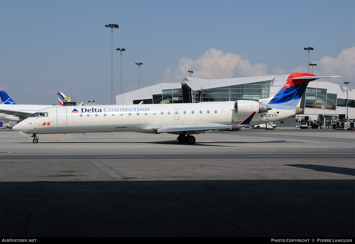 Aircraft Photo of N752EV | Bombardier CRJ-701ER (CL-600-2C10) | Delta Connection | AirHistory.net #169281