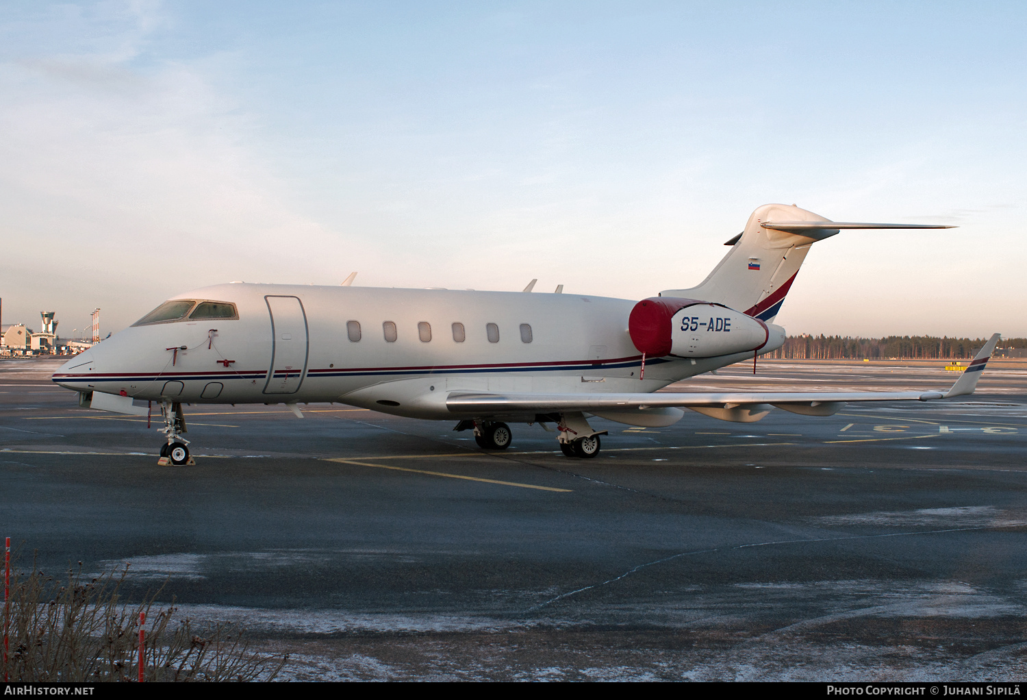 Aircraft Photo of S5-ADE | Bombardier Challenger 300 (BD-100-1A10) | AirHistory.net #170726