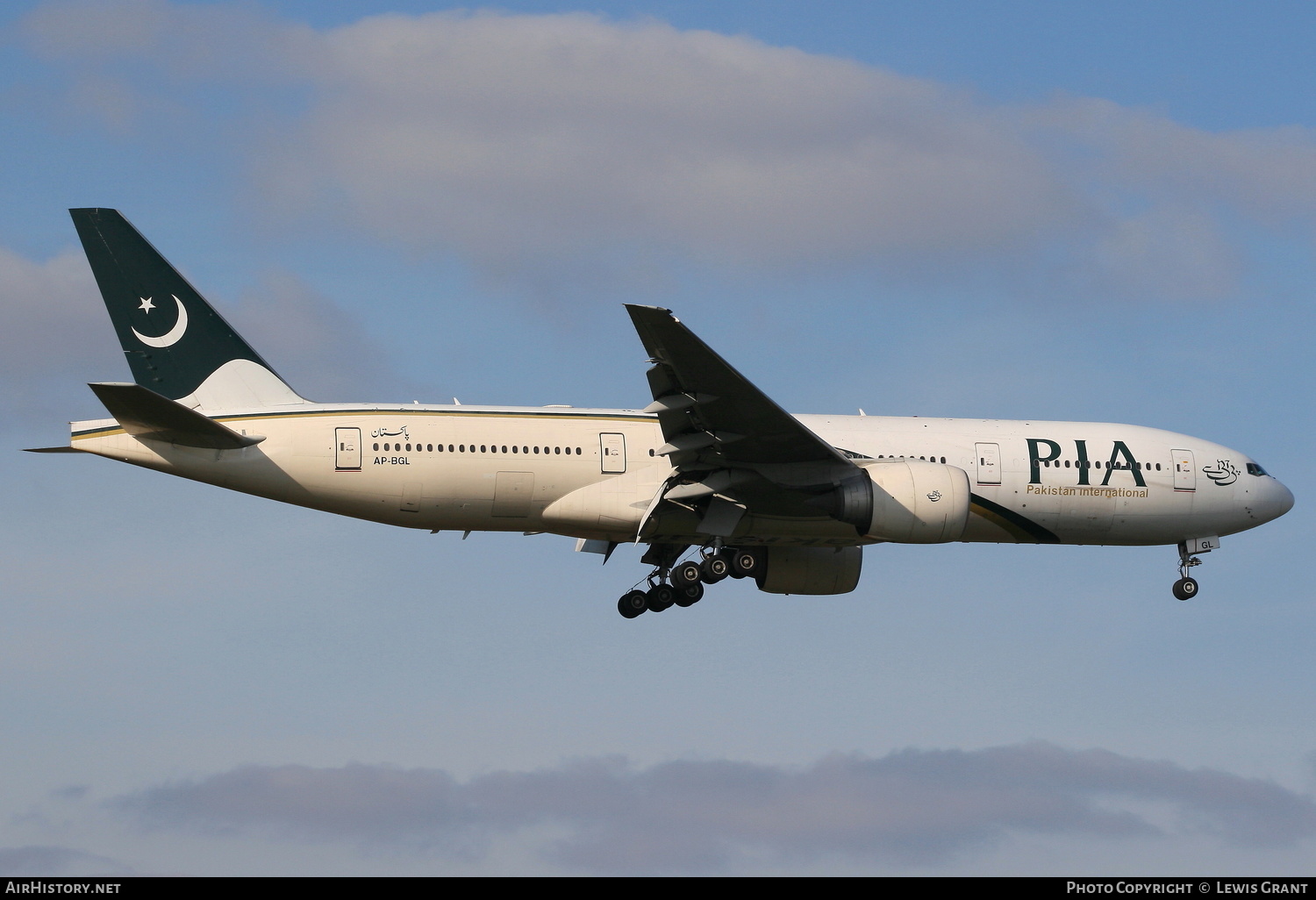 Aircraft Photo of AP-BGL | Boeing 777-240/ER | Pakistan International Airlines - PIA | AirHistory.net #172832