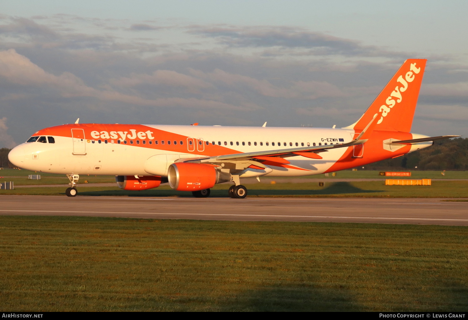 Aircraft Photo of G-EZWH | Airbus A320-214 | EasyJet | AirHistory.net #172854