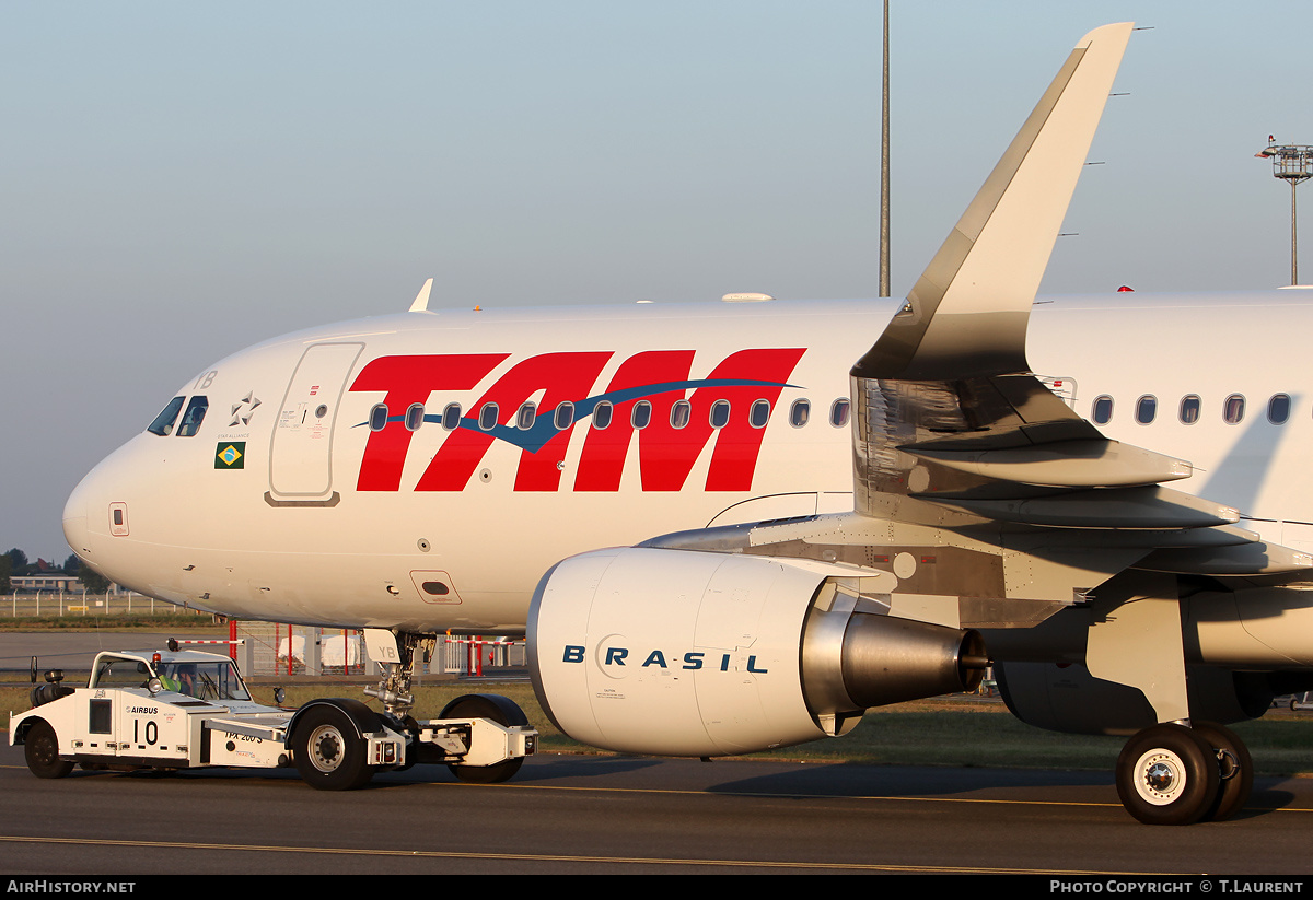 Aircraft Photo of PR-TYB | Airbus A320-214 | TAM Linhas Aéreas | AirHistory.net #176141