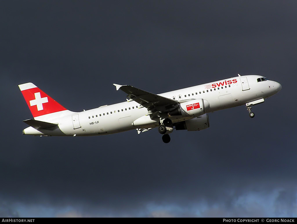Aircraft Photo of HB-IJI | Airbus A320-214 | Swiss International Air Lines | AirHistory.net #176412
