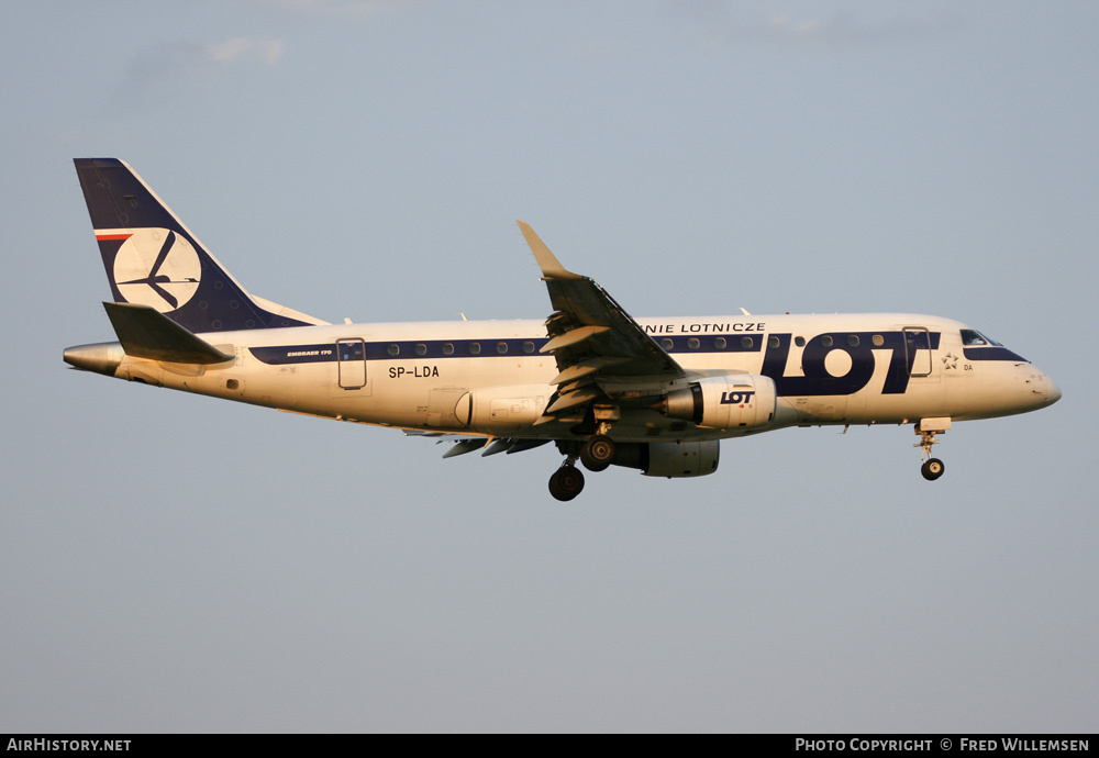 Aircraft Photo of SP-LDA | Embraer 170STD (ERJ-170-100STD) | LOT Polish Airlines - Polskie Linie Lotnicze | AirHistory.net #177427