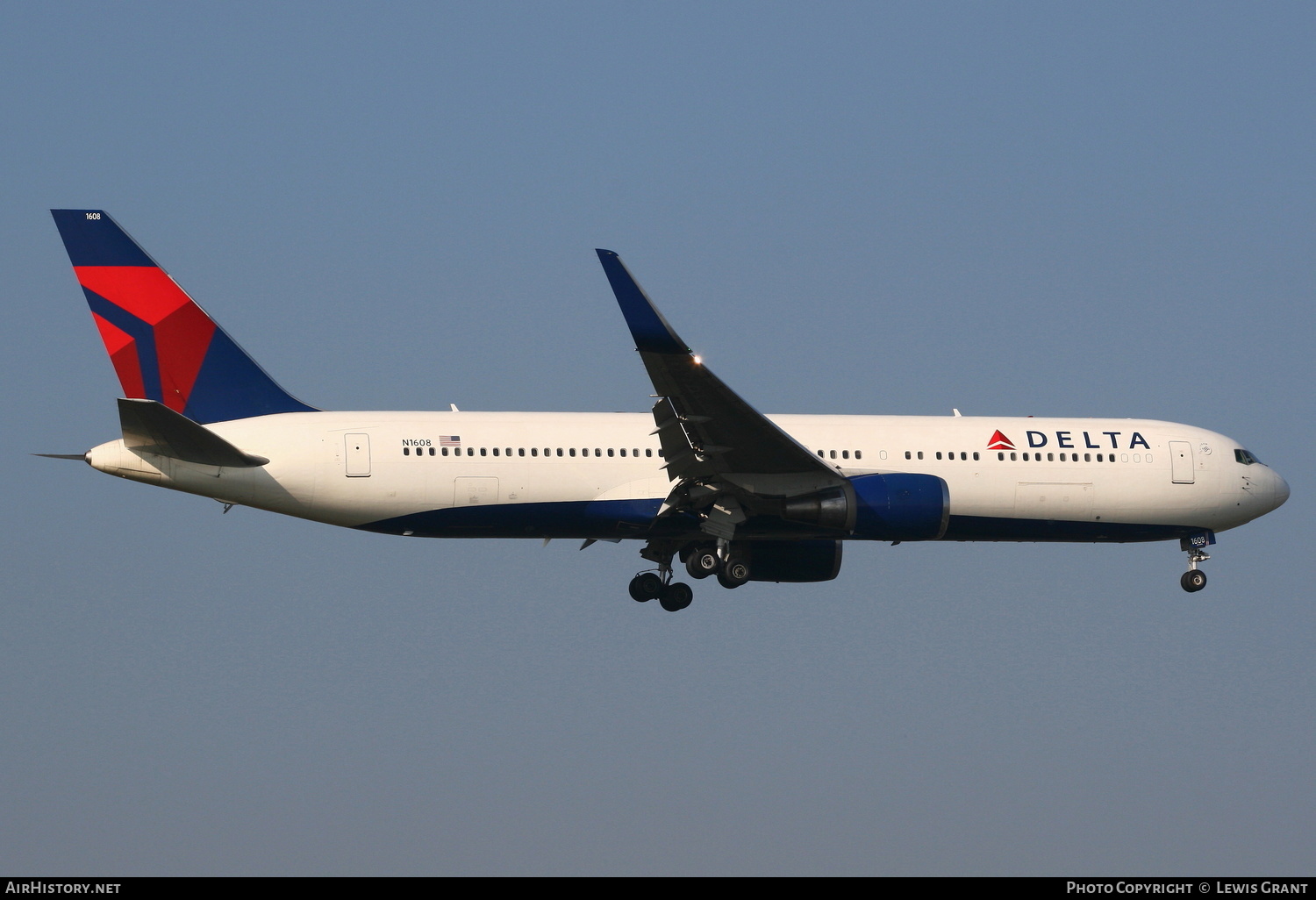 Aircraft Photo of N1608 | Boeing 767-332/ER | Delta Air Lines | AirHistory.net #177507