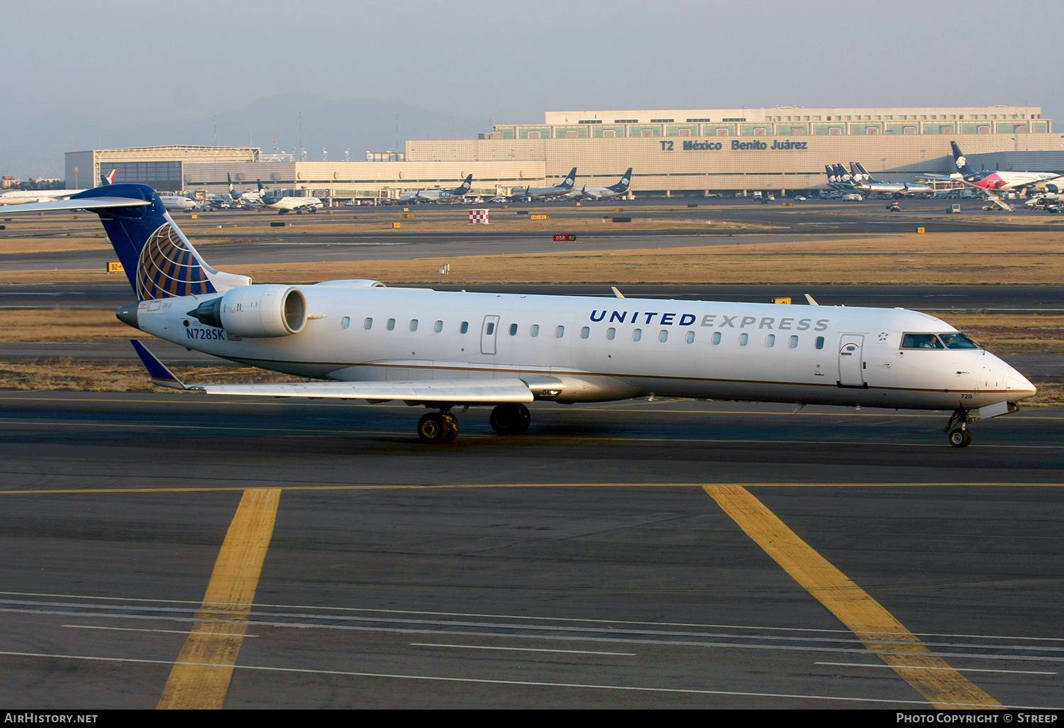 Aircraft Photo of N728SK | Bombardier CRJ-701ER (CL-600-2C10) | United Express | AirHistory.net #180434