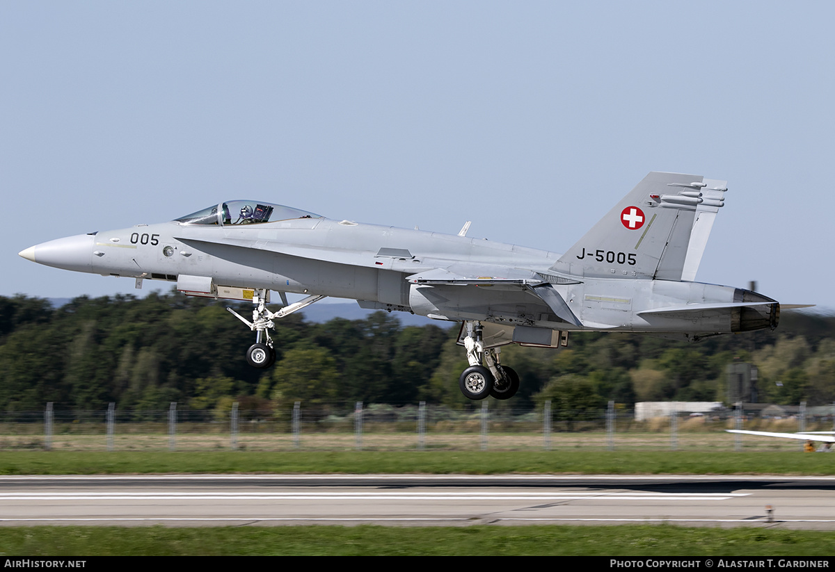 Aircraft Photo of J-5005 | McDonnell Douglas F/A-18C Hornet | Switzerland - Air Force | AirHistory.net #182639