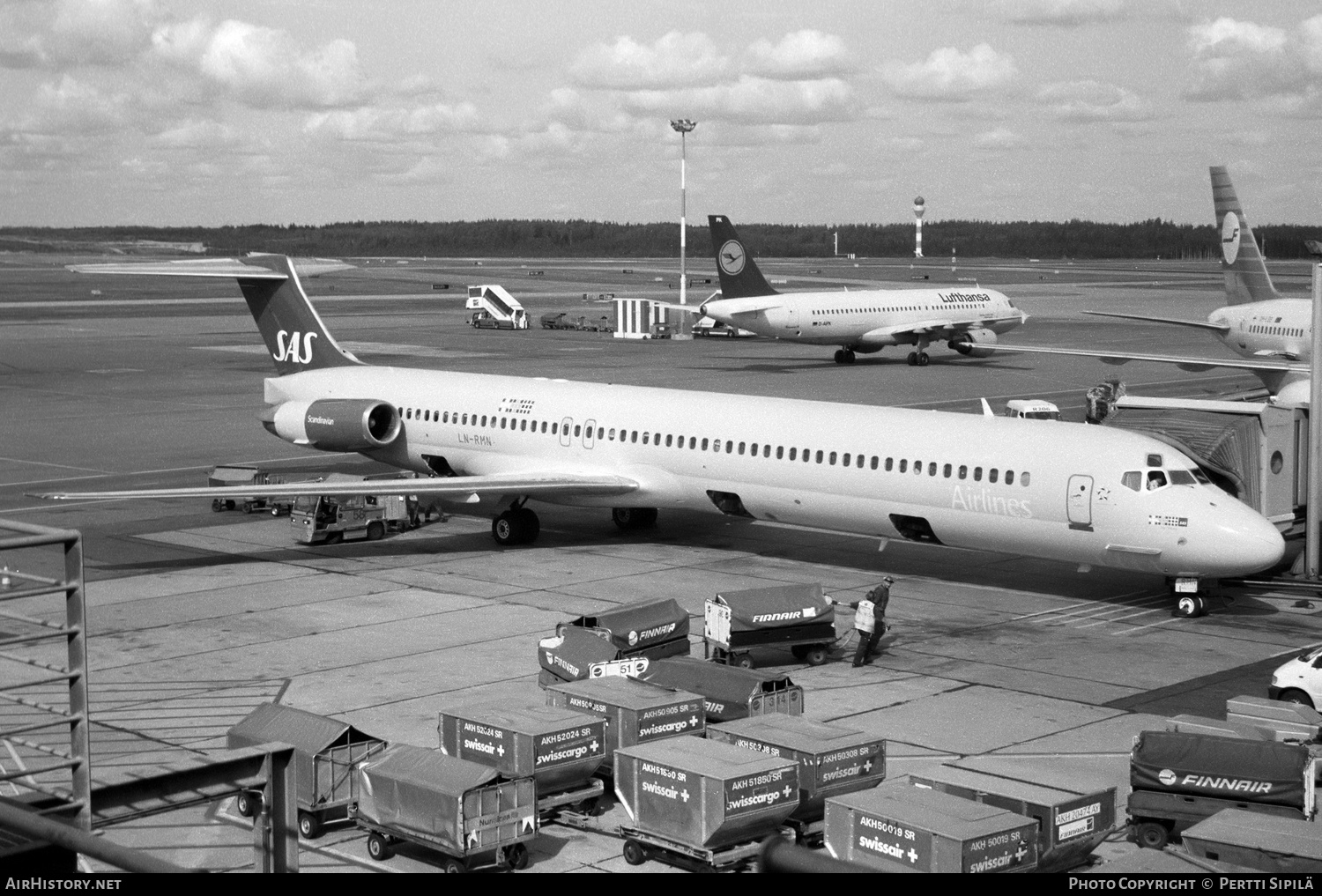Aircraft Photo of LN-RMN | McDonnell Douglas MD-82 (DC-9-82) | Scandinavian Airlines - SAS | AirHistory.net #182741