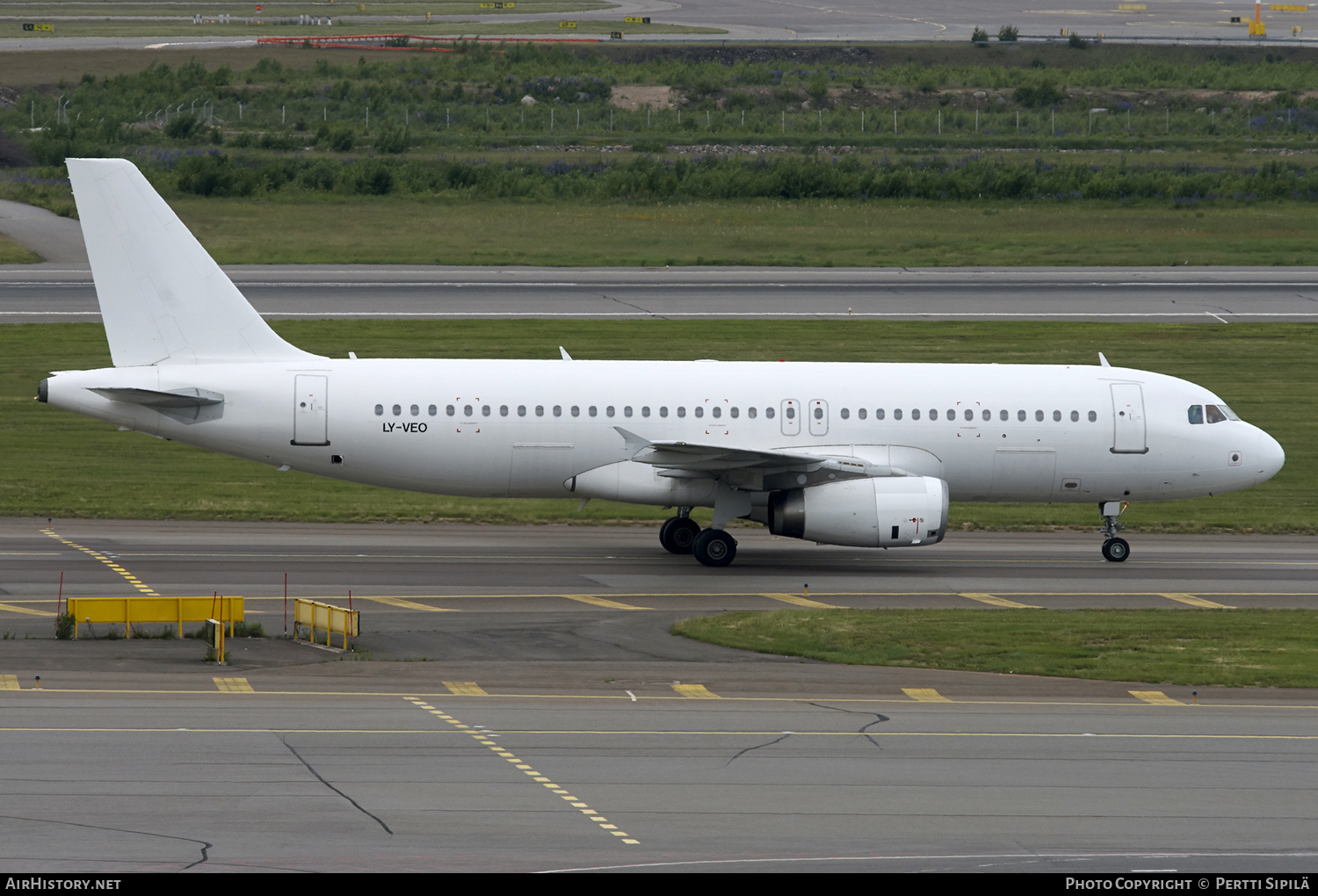 Aircraft Photo of LY-VEO | Airbus A320-233 | AirHistory.net #183041