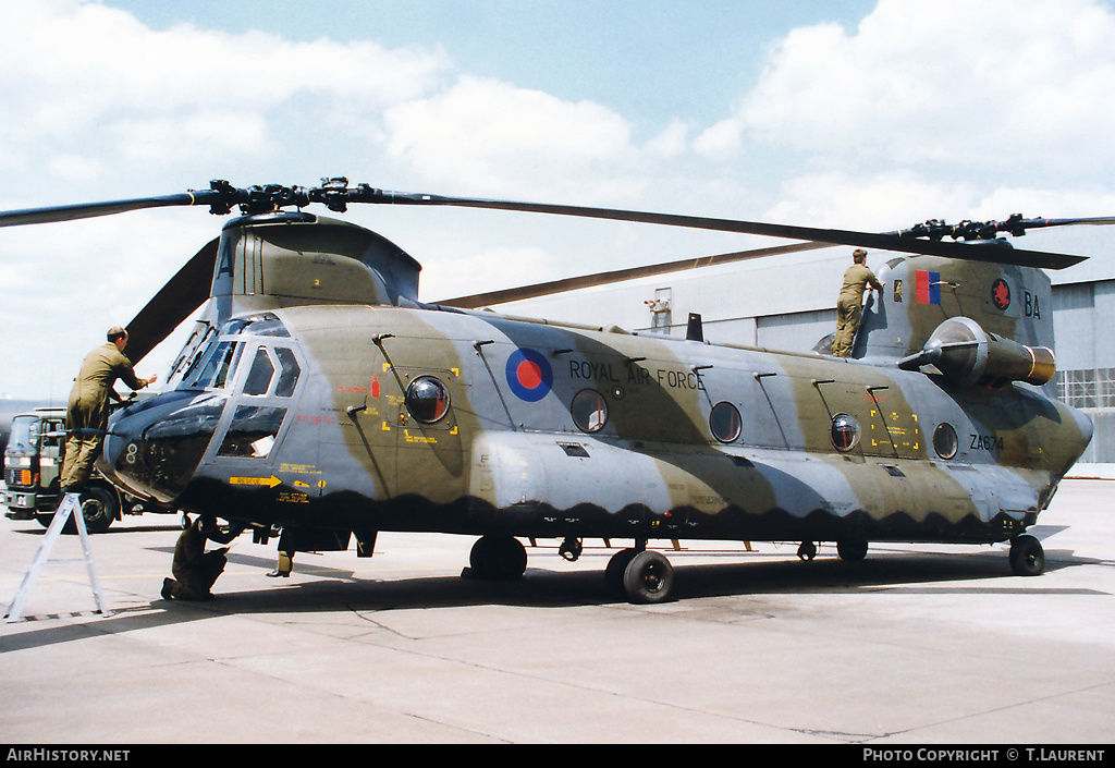 Aircraft Photo of ZA674 | Boeing Vertol Chinook HC1 (352) | UK - Air Force | AirHistory.net #183327