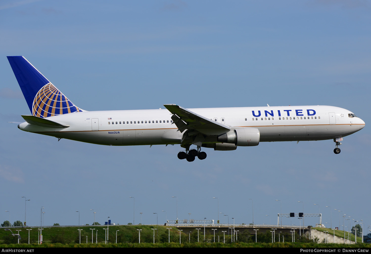 Aircraft Photo of N662UA | Boeing 767-322/ER | United Airlines | AirHistory.net #184523