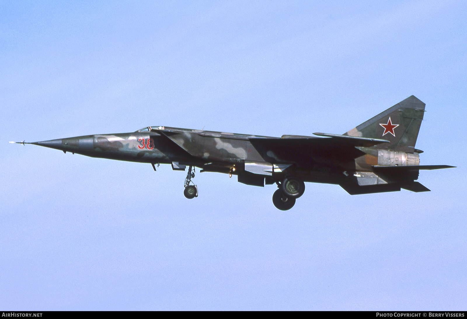 Aircraft Photo of 38 | Mikoyan-Gurevich MiG-25RBS | Soviet Union - Air Force | AirHistory.net #184899